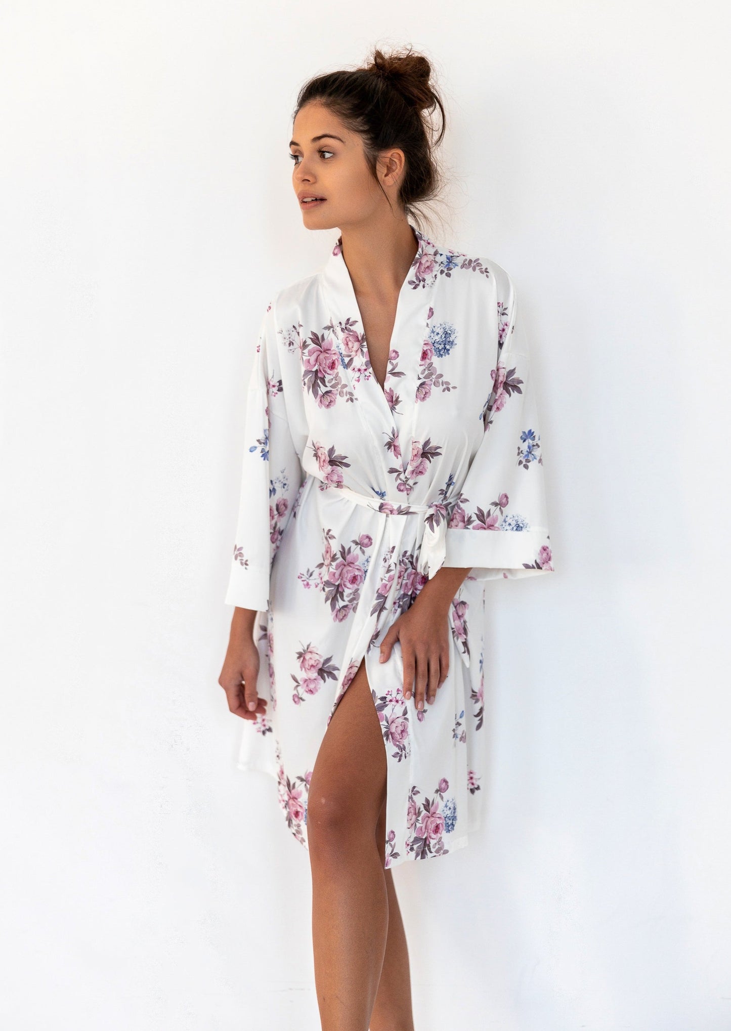 Elegant kimono femme, kimono été, kimono et motifs floraux, beau kimono