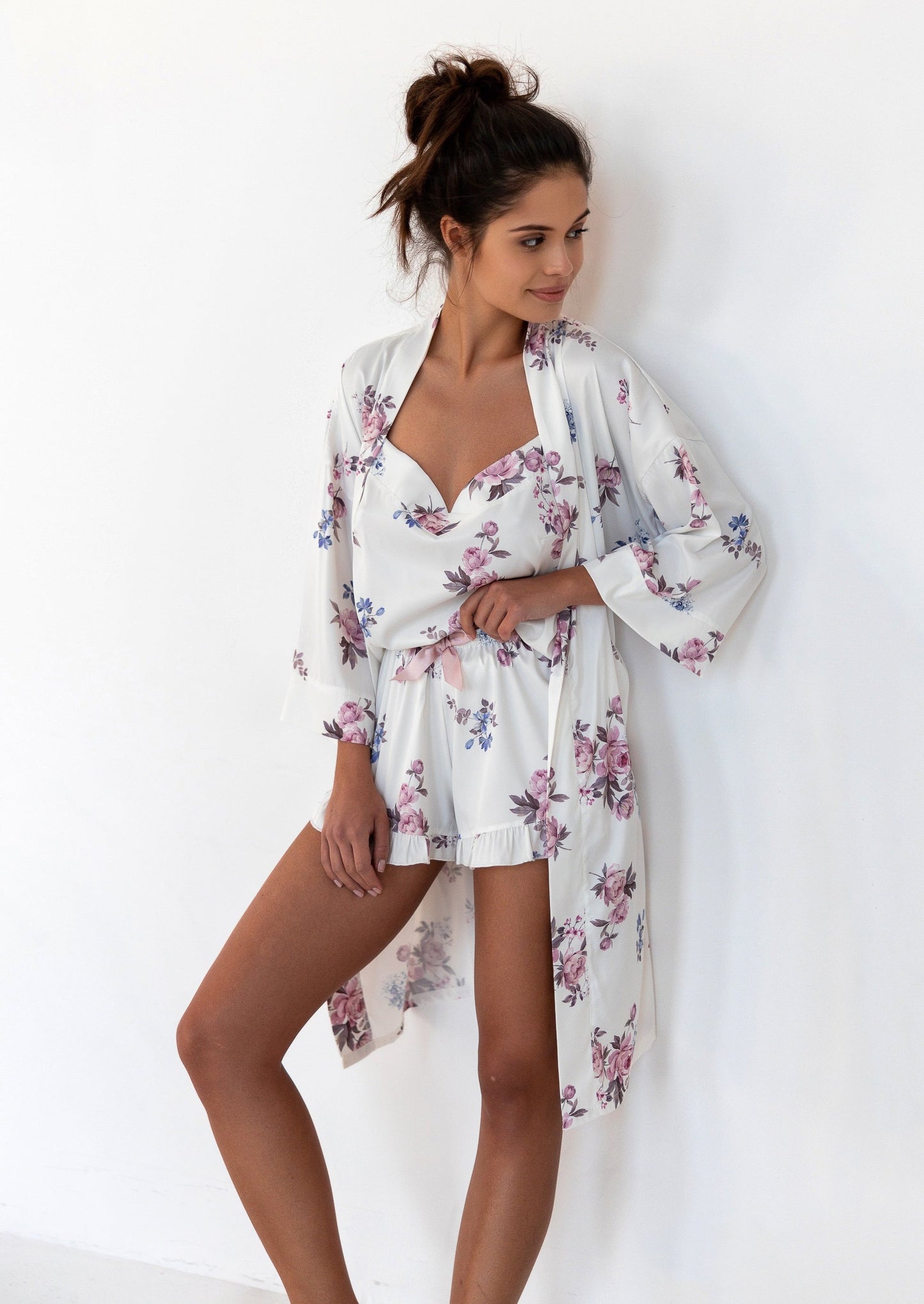 Kimono blanc satiné, élégant et chic. Kimono original, kimono femme fleuri