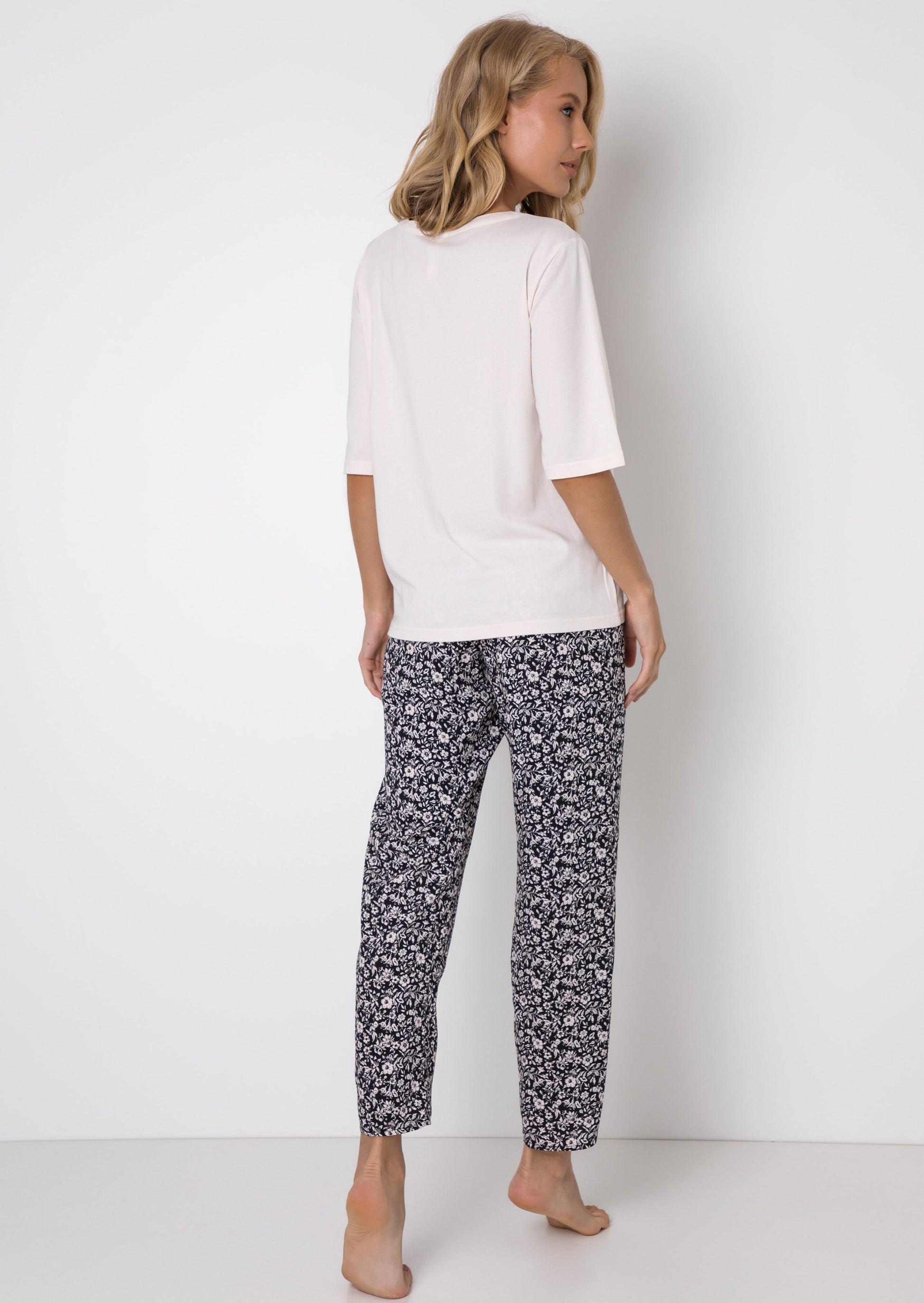 Ensemble pyjama coton et modal beige et noir fleuri