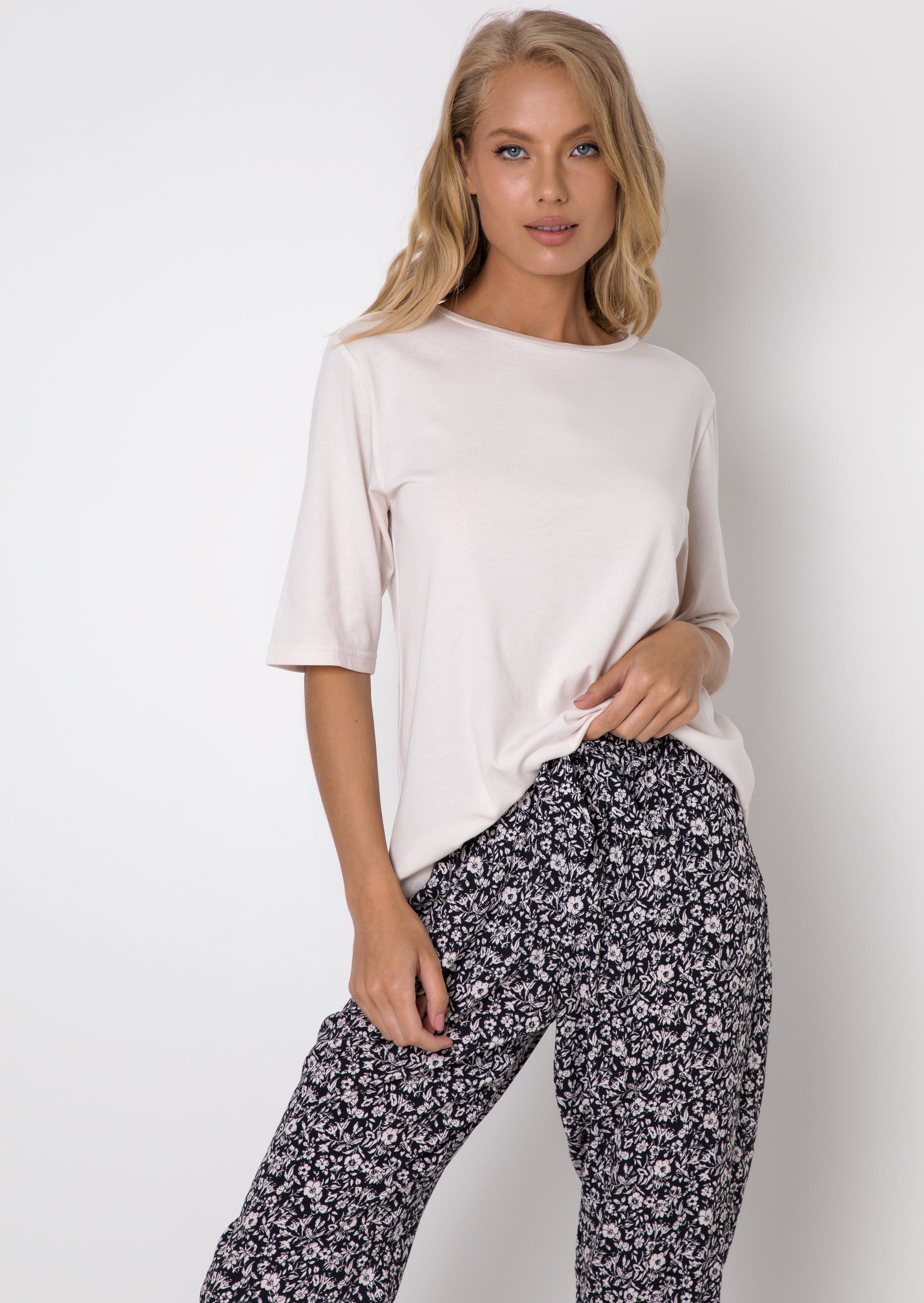 Ensemble pyjama coton et modal beige et noir fleuri