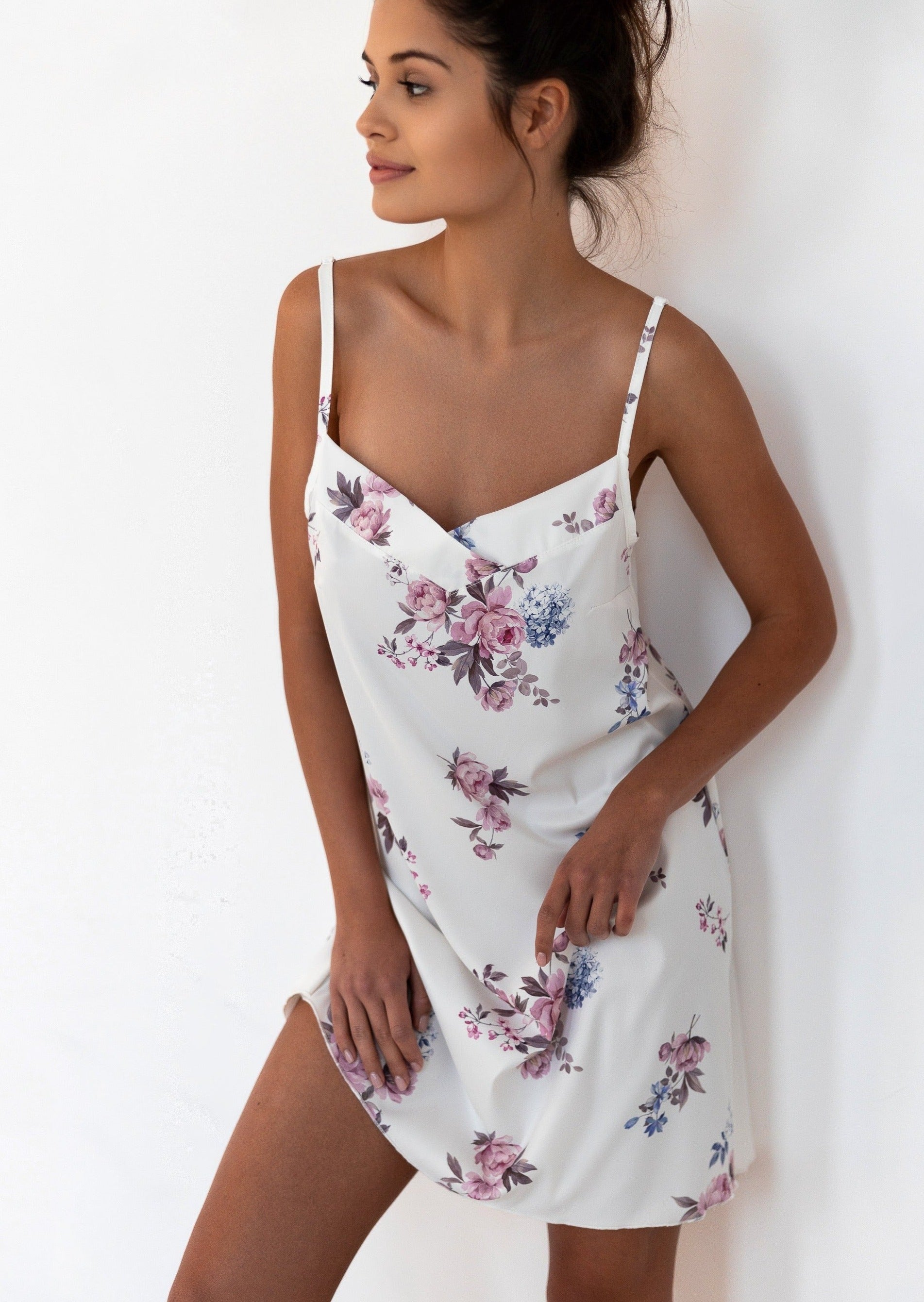 Nuisette de nuit blanche fleurie rose et bleue douce, confortable et élégante, pyjama femme, nuisette satinée, nuisette chic