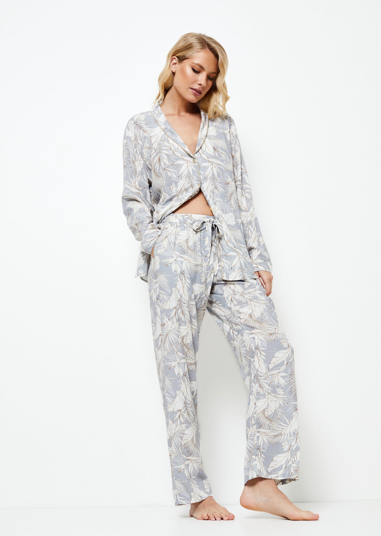 Pyjama long viscose, ensemble pyjama chemise et pantalon, aux motifs floraux.  Pyjama chic, élégant et confortable